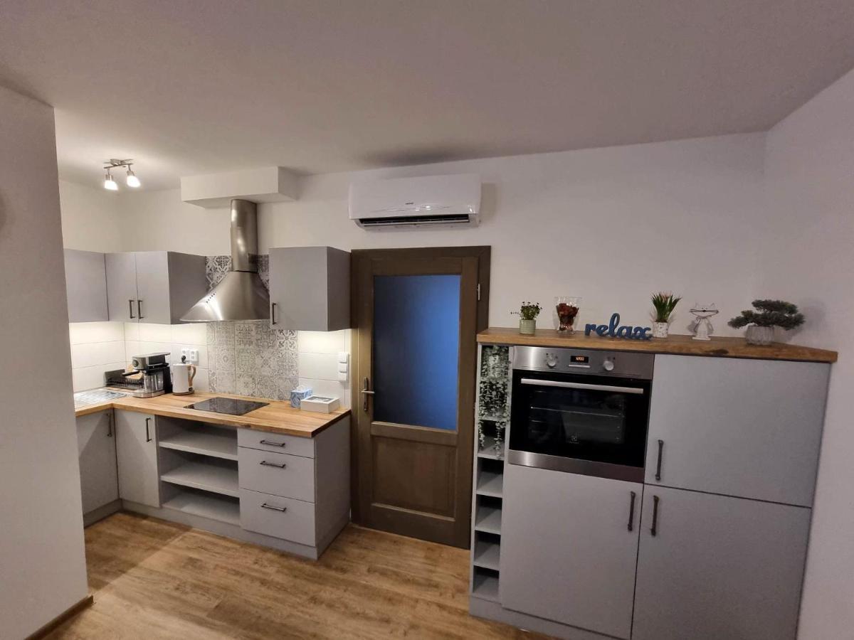 Podkrovni Studio Na Velkem Namesti S Wi-Fi Zdarma Hradec Králové 外观 照片